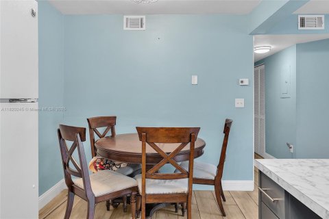 Condo in Pembroke Pines, Florida, 2 bedrooms  № 1779552 - photo 5