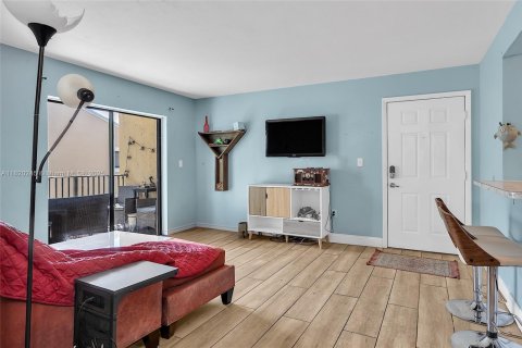 Condo in Pembroke Pines, Florida, 2 bedrooms  № 1779552 - photo 14