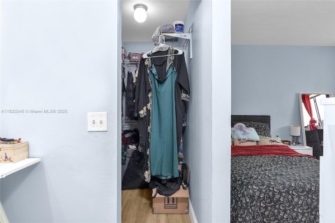 Condo in Pembroke Pines, Florida, 2 bedrooms  № 1779552 - photo 23