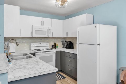 Condo in Pembroke Pines, Florida, 2 bedrooms  № 1779552 - photo 3
