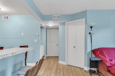 Condo in Pembroke Pines, Florida, 2 bedrooms  № 1779552 - photo 11