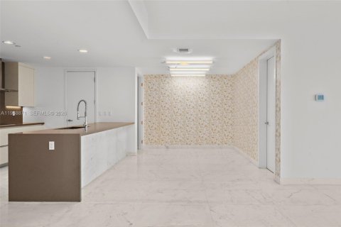 Condo in Sunny Isles Beach, Florida, 2 bedrooms № 2030146 - photo 8