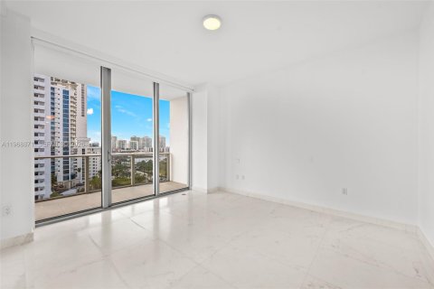 Condo in Sunny Isles Beach, Florida, 2 bedrooms № 2030146 - photo 12