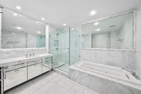 Condo in Sunny Isles Beach, Florida, 2 bedrooms № 2030146 - photo 17