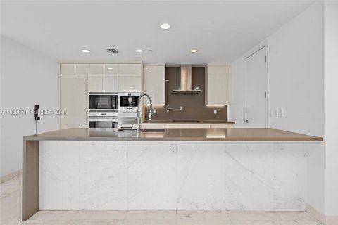 Condo in Sunny Isles Beach, Florida, 2 bedrooms № 2030146 - photo 9