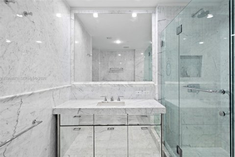 Condo in Sunny Isles Beach, Florida, 2 bedrooms № 2030146 - photo 18