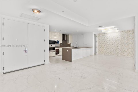 Condo in Sunny Isles Beach, Florida, 2 bedrooms № 2030146 - photo 11