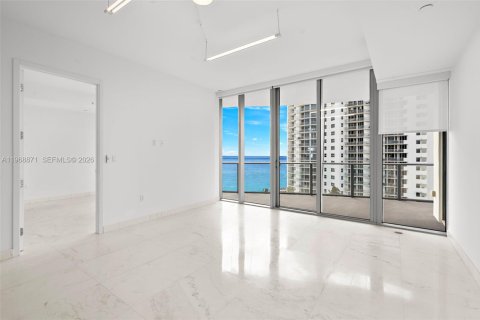 Condo in Sunny Isles Beach, Florida, 2 bedrooms № 2030146 - photo 3