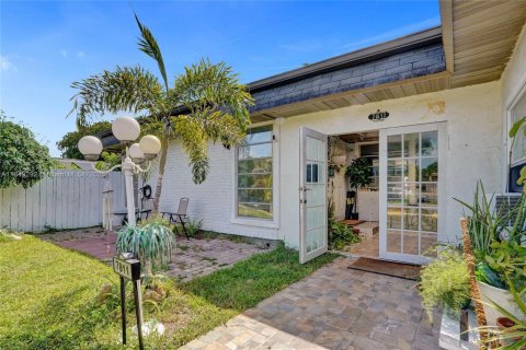 House in Tamarac, Florida 3 bedrooms, 160.44 sq.m. № 1850664 - photo 6
