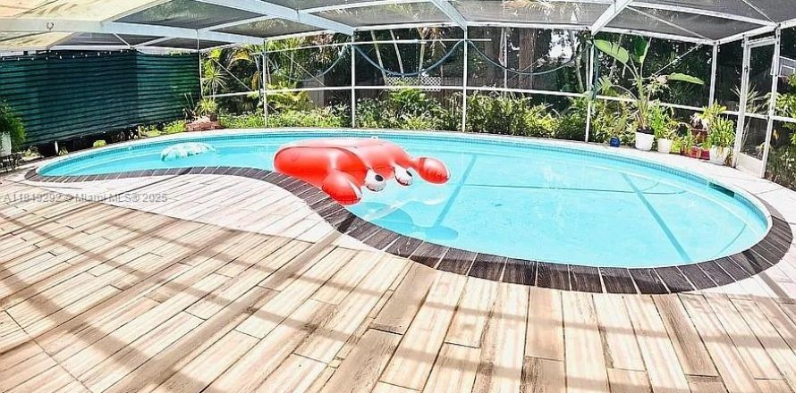 House in Tamarac, Florida 3 bedrooms, 160.44 sq.m. № 1850664