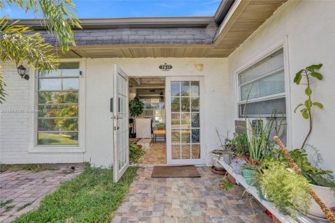 House in Tamarac, Florida 3 bedrooms, 160.44 sq.m. № 1850664 - photo 7