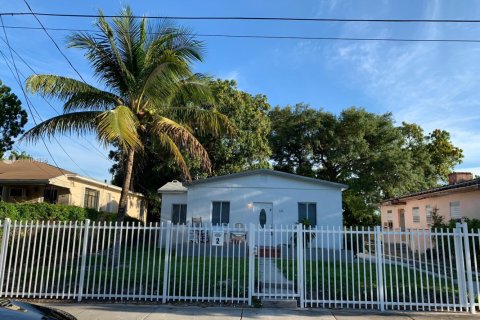 Propiedad comercial en venta en Miami, Florida, 150.5 m2 № 1753563 - foto 1