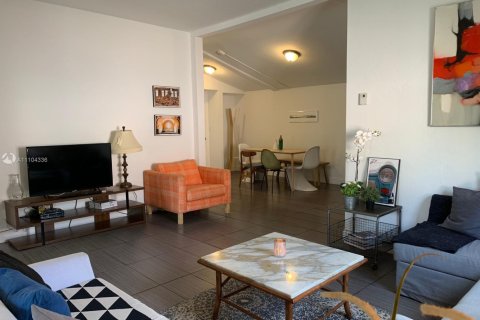 Propiedad comercial en venta en Miami, Florida, 150.5 m2 № 1753563 - foto 3