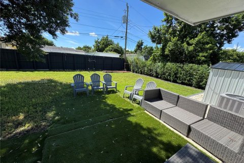 House in Miami, Florida 3 bedrooms, 91.79 sq.m. № 2401348 - photo 16