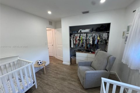 House in Miami, Florida 3 bedrooms, 91.79 sq.m. № 2401348 - photo 13