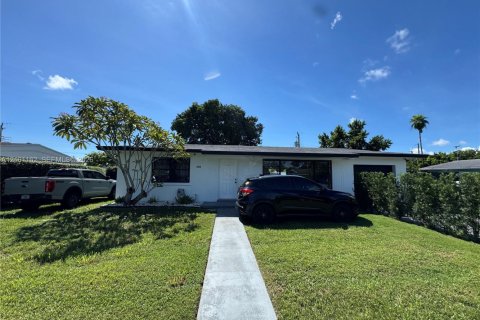 House in Miami, Florida 3 bedrooms, 91.79 sq.m. № 2401348