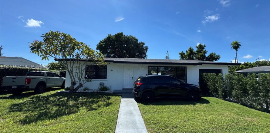House in Miami, Florida 3 bedrooms, 91.79 sq.m. № 2401348
