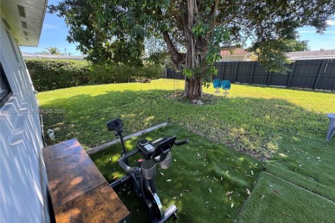 House in Miami, Florida 3 bedrooms, 91.79 sq.m. № 2401348 - photo 17