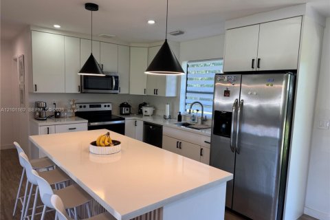 House in Miami, Florida 3 bedrooms, 91.79 sq.m. № 2401348 - photo 11