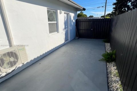 House in Miami, Florida 3 bedrooms, 91.79 sq.m. № 2401348 - photo 28