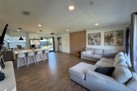 House in Miami, Florida 3 bedrooms, 91.79 sq.m. № 2401348 - photo 6