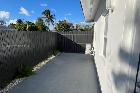 House in Miami, Florida 3 bedrooms, 91.79 sq.m. № 2401348 - photo 27
