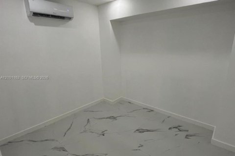 House in Miami, Florida 3 bedrooms, 91.79 sq.m. № 2401348 - photo 24