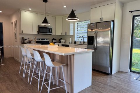 House in Miami, Florida 3 bedrooms, 91.79 sq.m. № 2401348 - photo 4