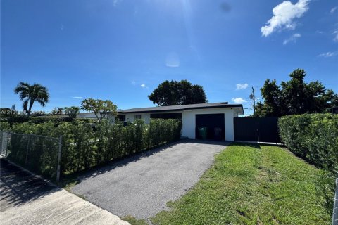 House in Miami, Florida 3 bedrooms, 91.79 sq.m. № 2401348 - photo 2
