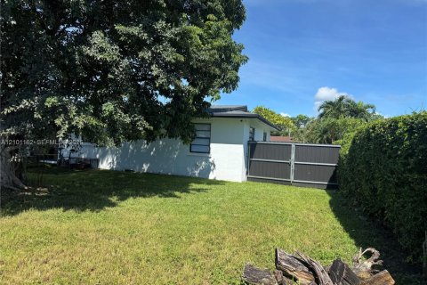 House in Miami, Florida 3 bedrooms, 91.79 sq.m. № 2401348 - photo 21