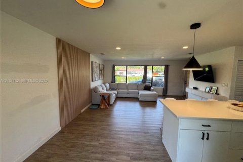 House in Miami, Florida 3 bedrooms, 91.79 sq.m. № 2401348 - photo 7