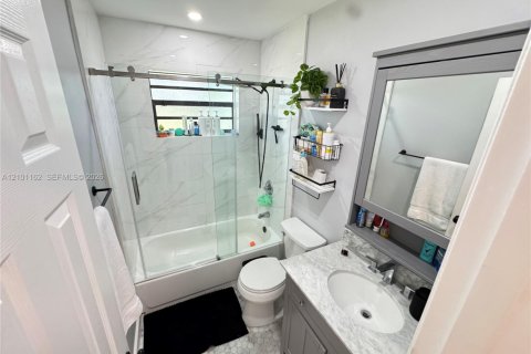 House in Miami, Florida 3 bedrooms, 91.79 sq.m. № 2401348 - photo 15