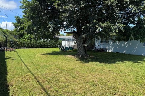 House in Miami, Florida 3 bedrooms, 91.79 sq.m. № 2401348 - photo 18