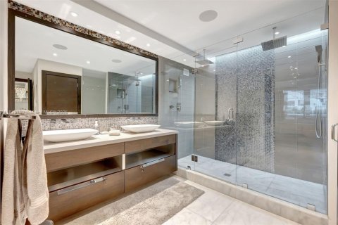 Condo in Miami Beach, Florida, 2 bedrooms  № 1937381 - photo 13