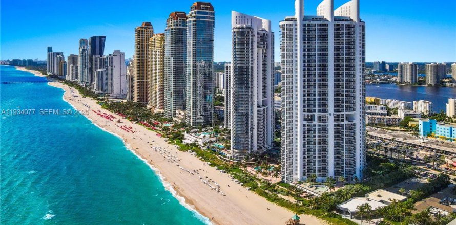 Condominio en Sunny Isles Beach, Florida, 3 dormitorios  № 1992396