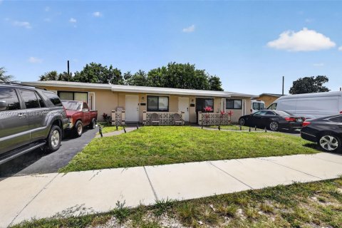 Propiedad comercial en venta en Hollywood, Florida, 158.21 m2 № 2244145 - foto 2