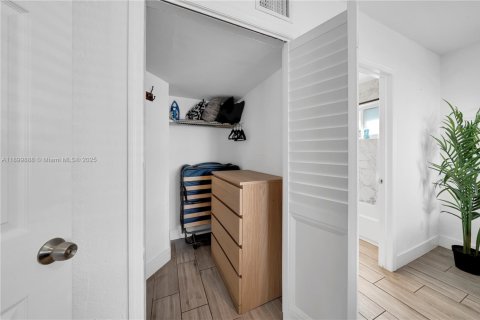 Propiedad comercial en venta en Miami, Florida, 128.02 m2 № 1954551 - foto 11