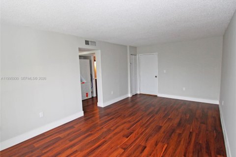 Condominio en alquiler en Miami, Florida, 2 dormitorios, 87.89 m2 № 2058771 - foto 3