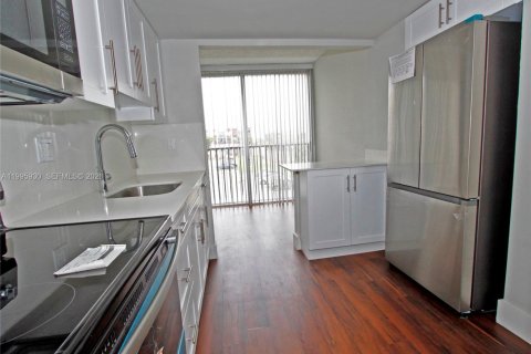 Condominio en alquiler en Miami, Florida, 2 dormitorios, 87.89 m2 № 2058771 - foto 6