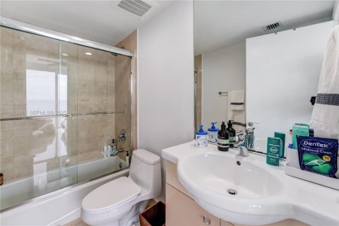 Condominio en venta en Hallandale Beach, Florida, 3 dormitorios, 191.84 m2 № 1976729 - foto 17