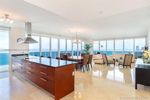 Copropriété à vendre à Hallandale Beach, Floride: 3 chambres, 191.84 m2 № 1976729 - photo 1