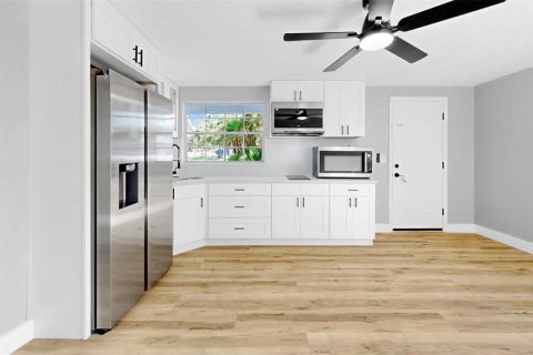 Casa en alquiler en Tarpon Springs, Florida, 5 dormitorios, 242.85 m2 № 1909813 - foto 7