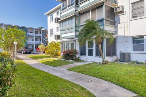 Condo in Bradenton, Florida, 1 bedroom  № 1802908 - photo 25