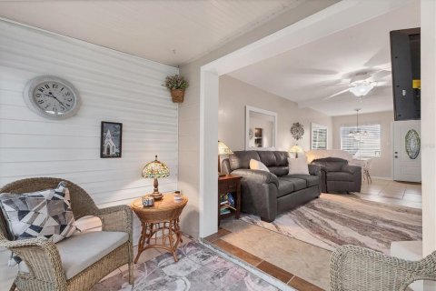 Condo in Bradenton, Florida, 1 bedroom  № 1802908 - photo 13