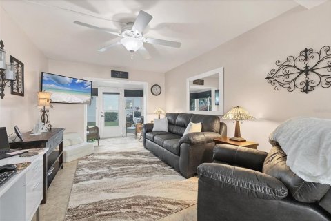Condo in Bradenton, Florida, 1 bedroom  № 1802908 - photo 12