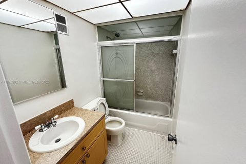 Adosado en venta en Hialeah, Florida, 3 dormitorios, 132.66 m2 № 1975190 - foto 23