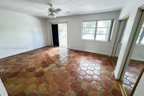 Adosado en venta en Hialeah, Florida, 3 dormitorios, 132.66 m2 № 1975190 - foto 21