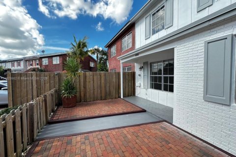 Adosado en venta en Hialeah, Florida, 3 dormitorios, 132.66 m2 № 1975190 - foto 3