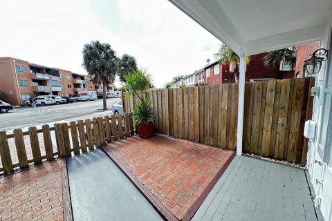 Adosado en venta en Hialeah, Florida, 3 dormitorios, 132.66 m2 № 1975190 - foto 4