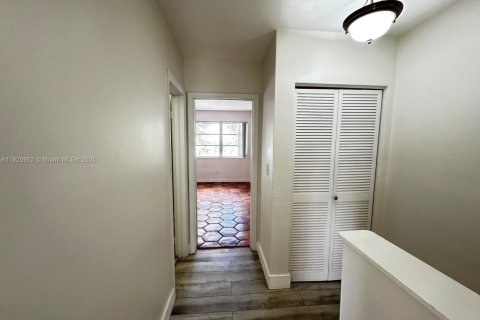 Adosado en venta en Hialeah, Florida, 3 dormitorios, 132.66 m2 № 1975190 - foto 13